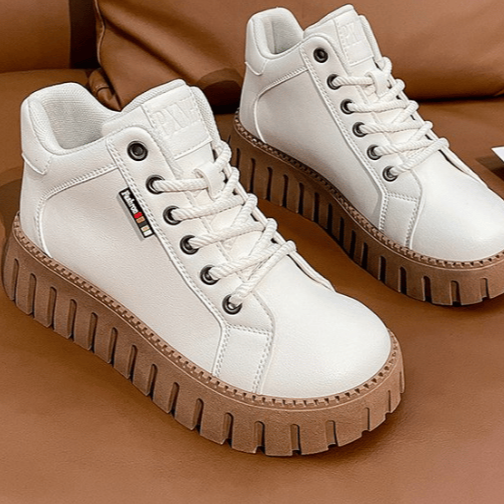 מגפיים עם סוליות עבות בגובה נמוך